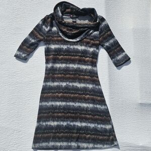 Love Delirious Los Angeles Dress size Small Scoup Turtle Neck multi color